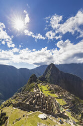Peru, Anden, Urubamba-Tal, Machu Picchu mit Berg Huayna Picchu - FOF08832