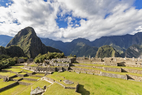 Peru, Anden, Urubamba-Tal, Machu Picchu mit Berg Huayna Picchu - FOF08833