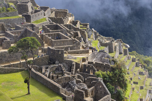 Peru, Anden, Urubamba-Tal, Wolken und Nebel über Machu Picchu - FOF08834