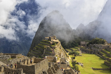 Peru, Anden, Urubamba-Tal, Wolken und Nebel über Machu Picchu mit Berg Huayna Picchu - FOF08835