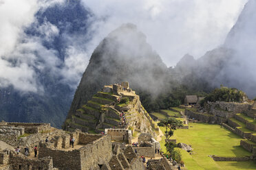 Peru, Andes, Urubamba Valley, clouds and fog above Machu Picchu with mountain Huayna Picchu - FOF08835