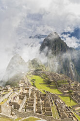 Peru, Anden, Urubamba-Tal, Wolken und Nebel über Machu Picchu mit Berg Huayna Picchu - FOF08839