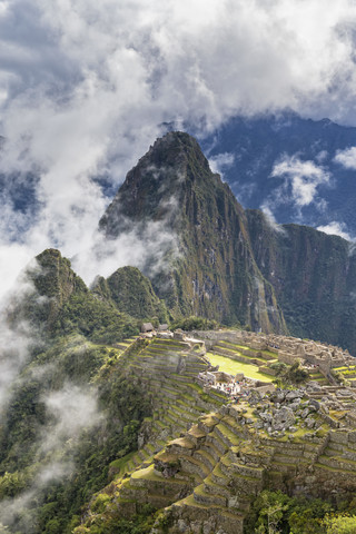 Peru, Anden, Urubamba-Tal, Wolken und Nebel über Machu Picchu mit Berg Huayna Picchu, lizenzfreies Stockfoto