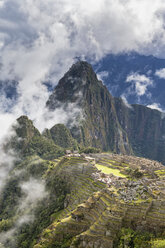 Peru, Andes, Urubamba Valley, clouds and fog above Machu Picchu with mountain Huayna Picchu - FOF08840