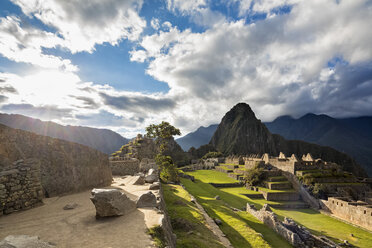 Peru, Anden, Urubamba-Tal, Machu Picchu mit Berg Huayna Picchu bei Sonnenuntergang - FOF08843