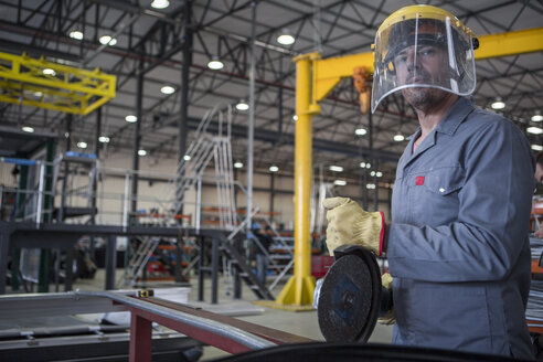 Factory worker in truck manufacture using buzz saw - ZEF12767