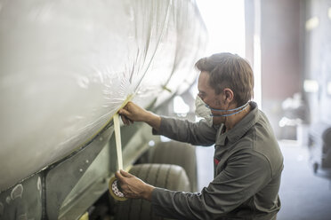 Fabrikarbeiter in der LKW-Herstellung Abdeckbehälter für Spritzlackierung - ZEF12789