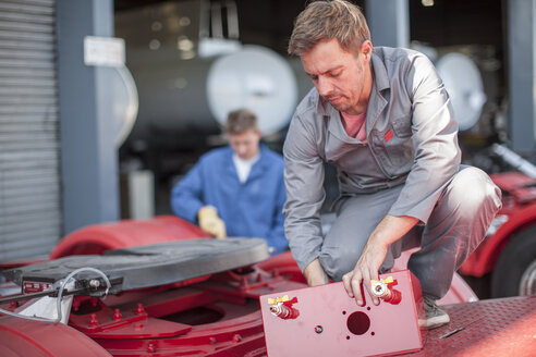 Techniker in der Lkw-Fertigung bei der Arbeit am Lkw-Container - ZEF12791