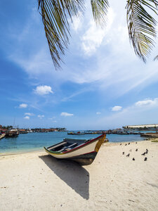 Aruba, Oranjestad, Boot am Strand - AMF05253
