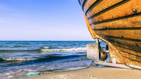 Deutschland, Insel Rügen, Rumpf am Strand am Meer, lizenzfreies Stockfoto