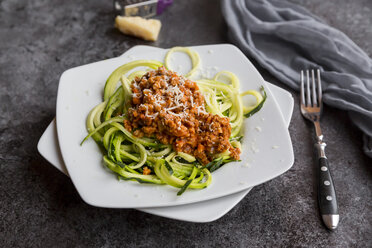 Zoodles mit vegetarischer Bolognesesauce und Parmesan - SARF03174