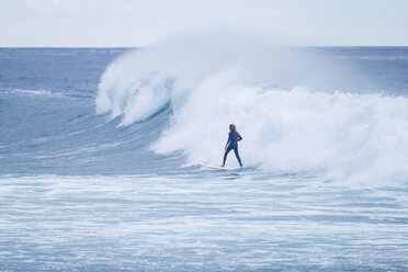 Spanien, Teneriffa, Jugendlicher beim Surfen auf dem Meer - SIPF01398