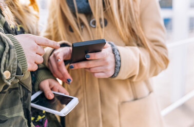 Zwei Freunde mit ihren Smartphones, Teilansicht - MGOF02907