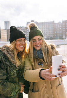 Zwei Freunde machen ein Selfie mit Smartphone - MGOF02910