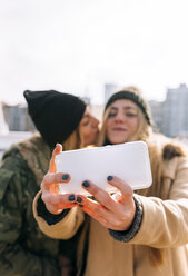 Zwei Freunde machen ein Selfie mit Smartphone - MGOF02911