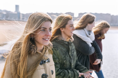 Vier Freunde spazieren in der Nähe des Strandes - MGOF02914