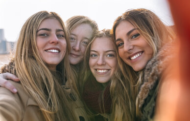 Porträt von vier glücklichen Freunden, die ein Selfie machen - MGOF02921