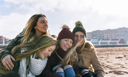 Vier glückliche Freunde verbringen gemeinsam Zeit am Strand - MGOF02931