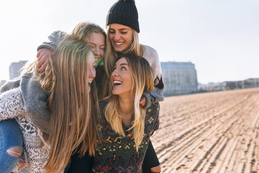 Vier Freunde haben Spaß am Strand - MGOF02936