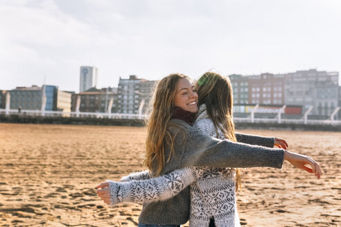 Zwei Freunde, die sich am Strand umarmen - MGOF02937