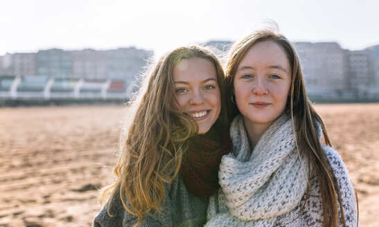 Porträt von zwei besten Freunden am Strand - MGOF02938