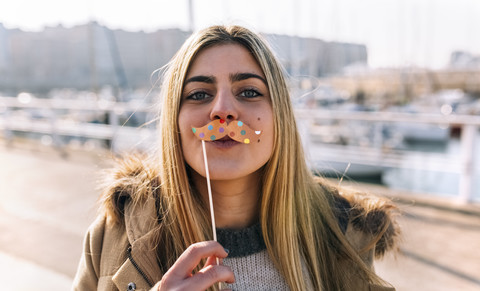 Porträt eines Teenagers mit Spielzeugschnurrbart, lizenzfreies Stockfoto