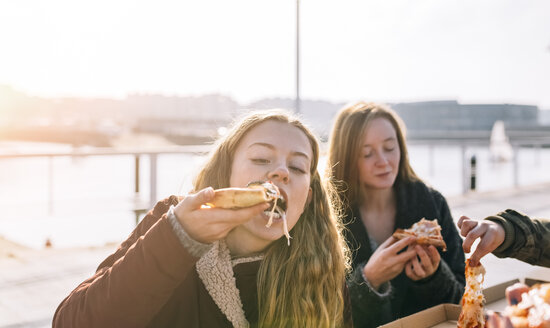 Freunde essen Pizza im Freien - MGOF02958