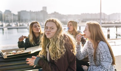 Freunde essen Pizza im Freien - MGOF02961