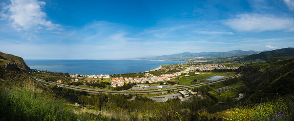 Italien, Sizilien, Oliveri, Blick auf die Bucht von Messina - AMF05261