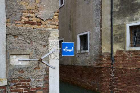 Italien, Venedig, Gondelschild an Hausfassade - XCF00135