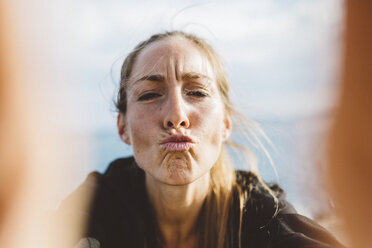 Selfie einer jungen Frau, die schmollt - GIOF01838