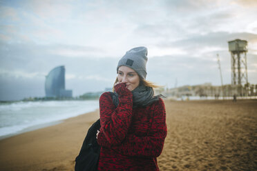 Spanien, Barcelona, junge Frau am Strand im Winter - KIJF01182