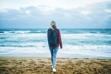 Young woman at the seashore in winter - KIJF01199