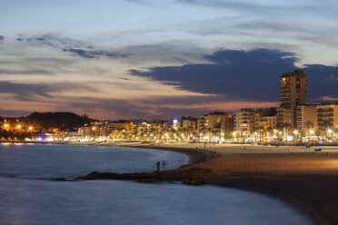 Spanien, Katalonien, Lloret de Mar, Ferienort an der Costa Brava, Strand und Skyline in der Dämmerung - ABOF00159