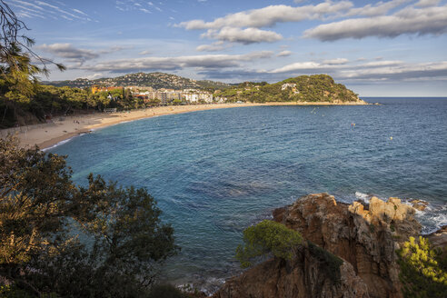 Spanien, Katalonien, Lloret de Mar, Strand von Fenals - ABOF00160