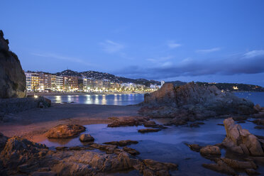Spanien, Katalonien, Stadt Lloret de Mar an der Costa Brava, Strand und Meeresufer bei Nacht - ABOF00161