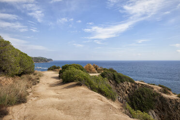 Spanien, Katalonien, Lloret de Mar, Costa Brava, Fußweg auf einer Klippe am Mittelmeer - ABOF00163