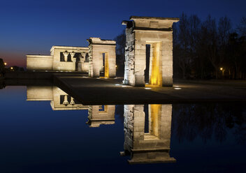 Spanien, Madrid, Tempel von Debod mit Wasserspiegelung bei Nacht - DHCF00062