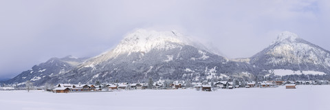 Deutschland, Oberstdorf, Lorettowiesen, neblige Berglandschaft im Winter, lizenzfreies Stockfoto