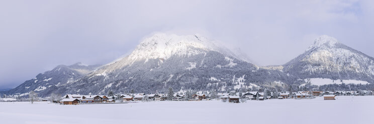 Deutschland, Oberstdorf, Lorettowiesen, neblige Berglandschaft im Winter - WGF01052