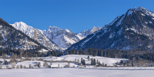 Germany, Oberstdorf, Lorettowiesen, mountainscape in winter - WGF01054