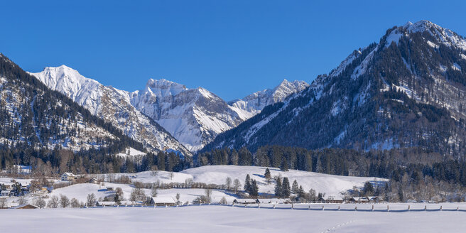 Deutschland, Oberstdorf, Lorettowiesen, Berglandschaft im Winter - WGF01054