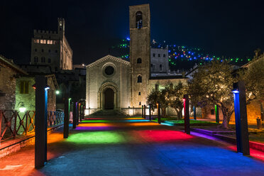 Italien, Umbrien, Gubbio, San Giovanni Platz und San Giovanni Kirche zur Weihnachtszeit - LOMF00505