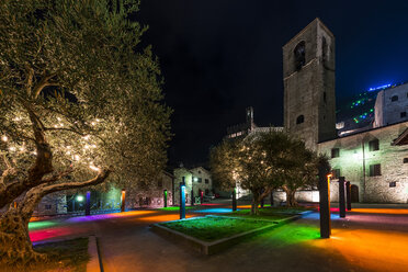 Italien, Umbrien, Gubbio, San Giovanni Platz und San Giovanni Kirche zur Weihnachtszeit - LOMF00506
