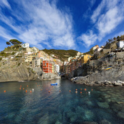 Italien, Cinque Terre, Panoramablick auf Riomaggiore - YRF00152