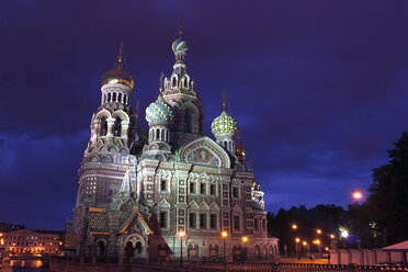 Russland, St. Petersburg, Kirche des Erlösers auf vergossenem Blut bei Nacht - DSGF01451