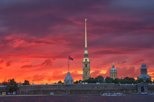 Russland, St. Petersburg, Peter-und-Paul-Kathedrale in der Abenddämmerung - DSGF01452
