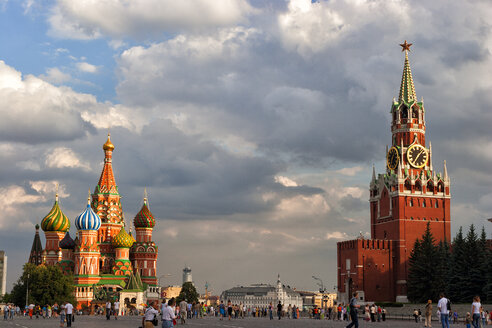 Russland, Moskau, Roter Platz, Basilius-Kathedrale und Spasskaya-Turm - DSGF01456