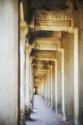 Kambodscha, Tempel von Angkor Wat, Kolonnade - REAF00175