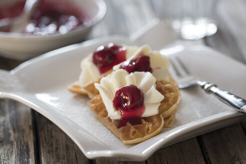 Teller mit Waffeln mit Schlagsahne, Kirschen und Kirschgrütze - YFF00641